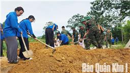Lữ đoàn Pháo binh 382 chung tay khắc phục hậu quả sạt lở tại Tân Cương
